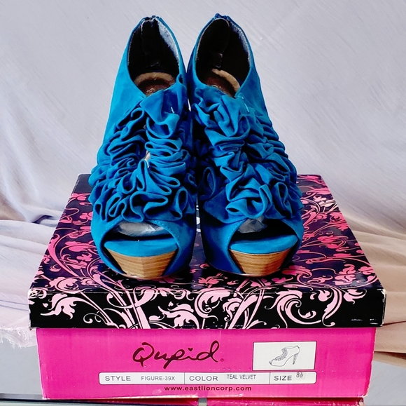 Qupid Ruffle Peep Toe Booties - Picture 6 of 7